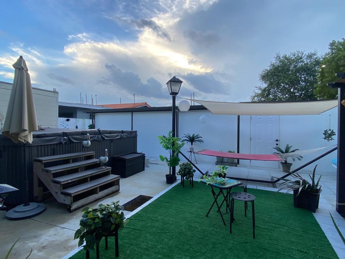 Couette-café Tiny Place W Private Hot Jacuzzi 7 Min To International Airport