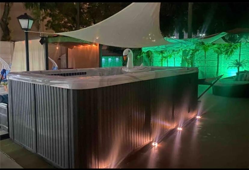 Tiny Place W Private Hot Jacuzzi 7 Min To International Airport Couette-café *