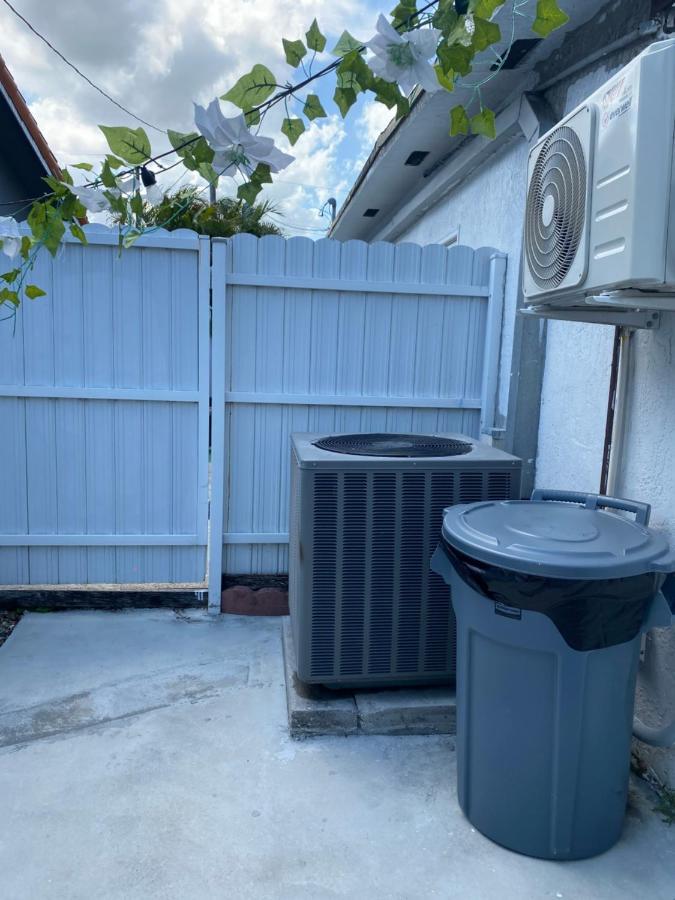 Tiny Place W Private Hot Jacuzzi 7 Min To International Airport Couette-café