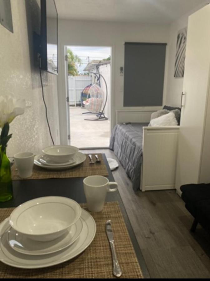 Tiny Place W Private Hot Jacuzzi 7 Min To International Airport Couette-café *