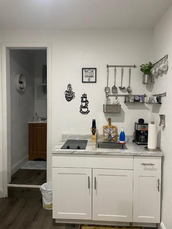 Couette-café Tiny Place W Private Hot Jacuzzi 7 Min To International Airport Miami