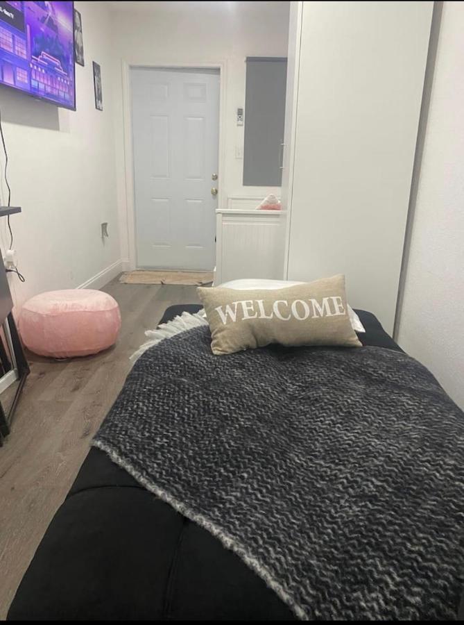 Couette-café Tiny Place W Private Hot Jacuzzi 7 Min To International Airport *