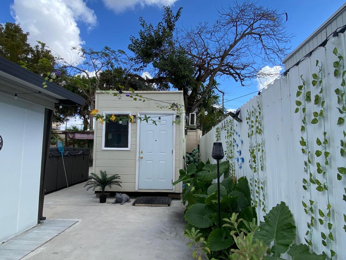 Tiny Place W Private Hot Jacuzzi 7 Min To International Airport Couette-café *