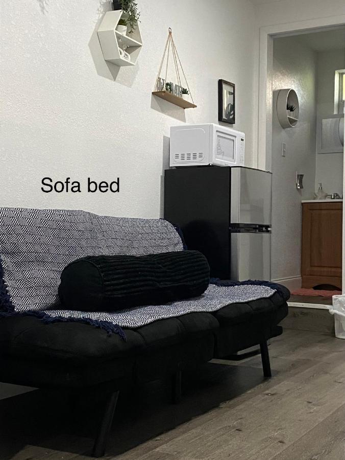Couette-café Tiny Place W Private Hot Jacuzzi 7 Min To International Airport *
