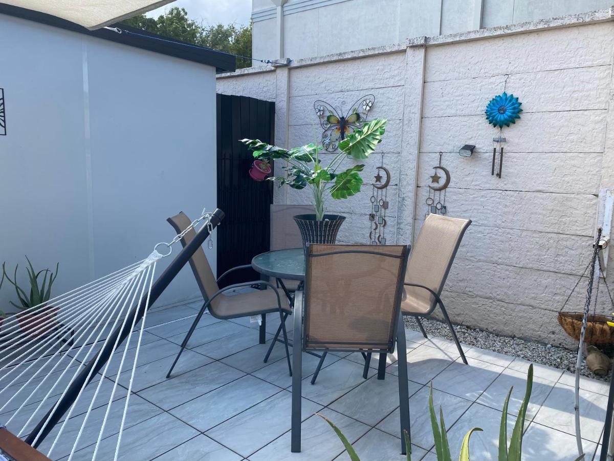 Couette-café Tiny Place W Private Hot Jacuzzi 7 Min To International Airport *