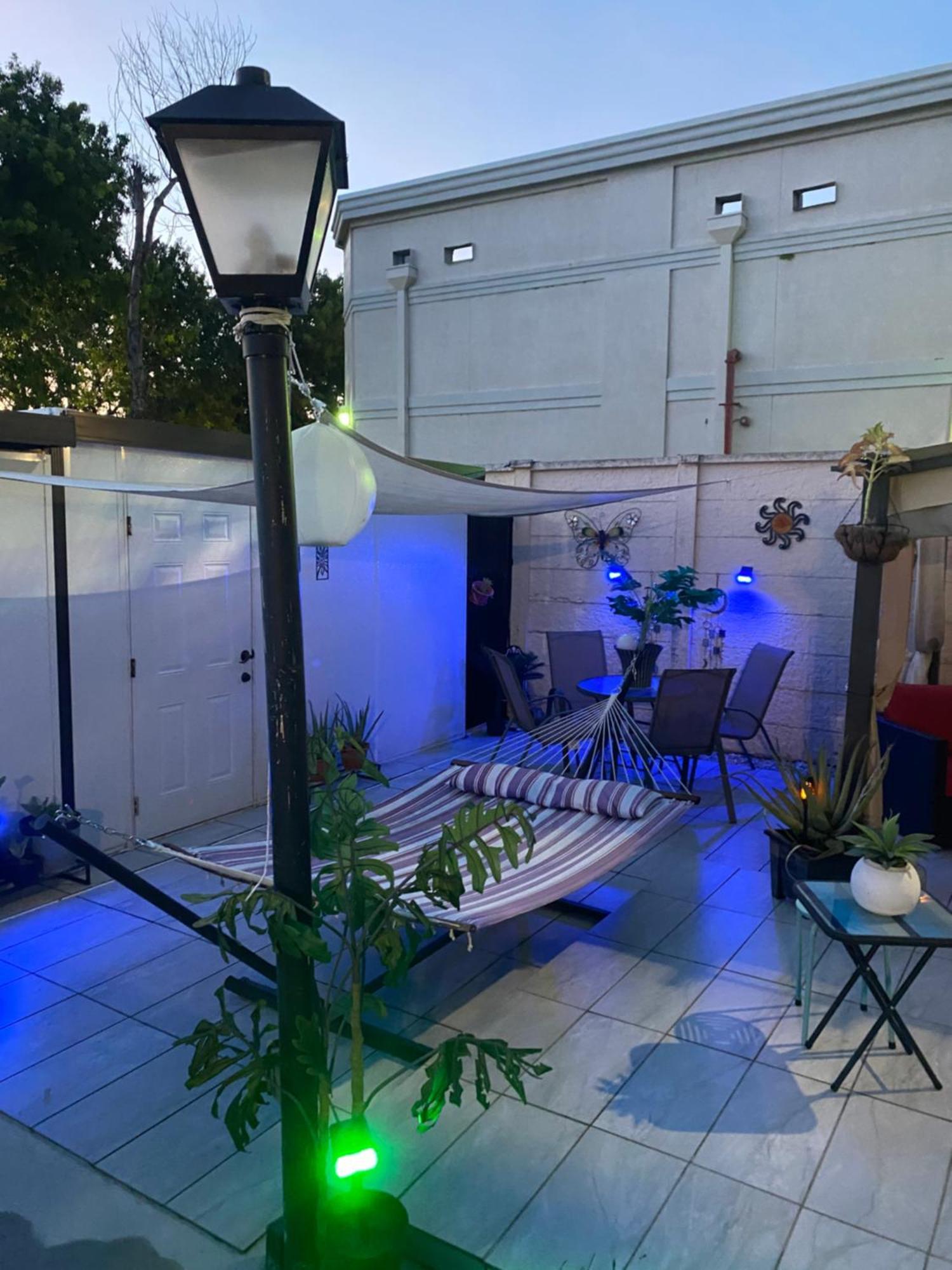 Couette-café Tiny Place W Private Hot Jacuzzi 7 Min To International Airport *