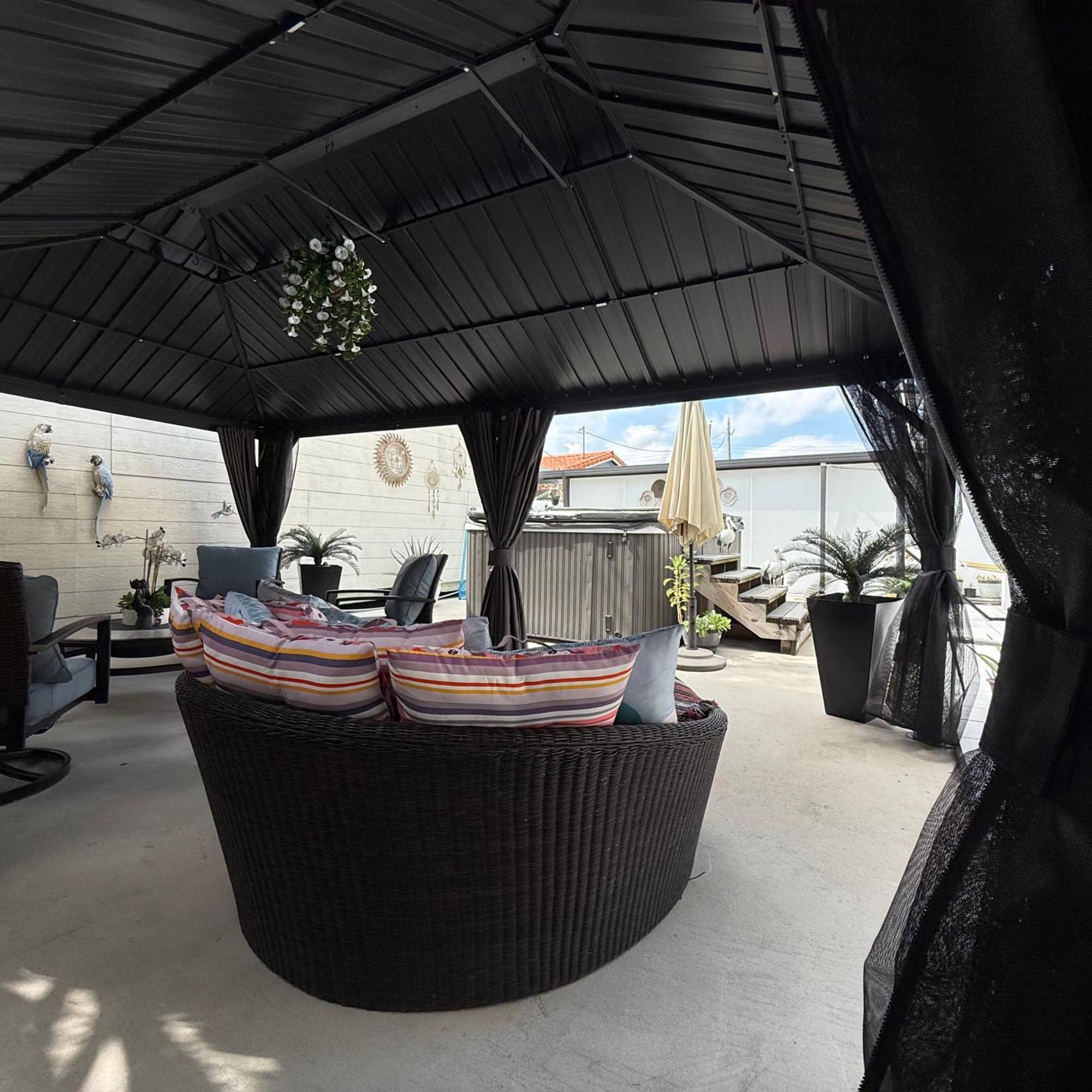 Tiny Place W Private Hot Jacuzzi 7 Min To International Airport Couette-café *