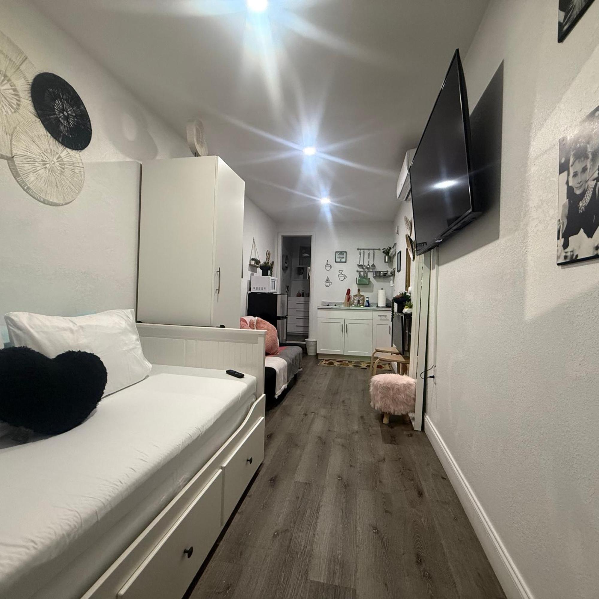 Tiny Place W Private Hot Jacuzzi 7 Min To International Airport Couette-café *