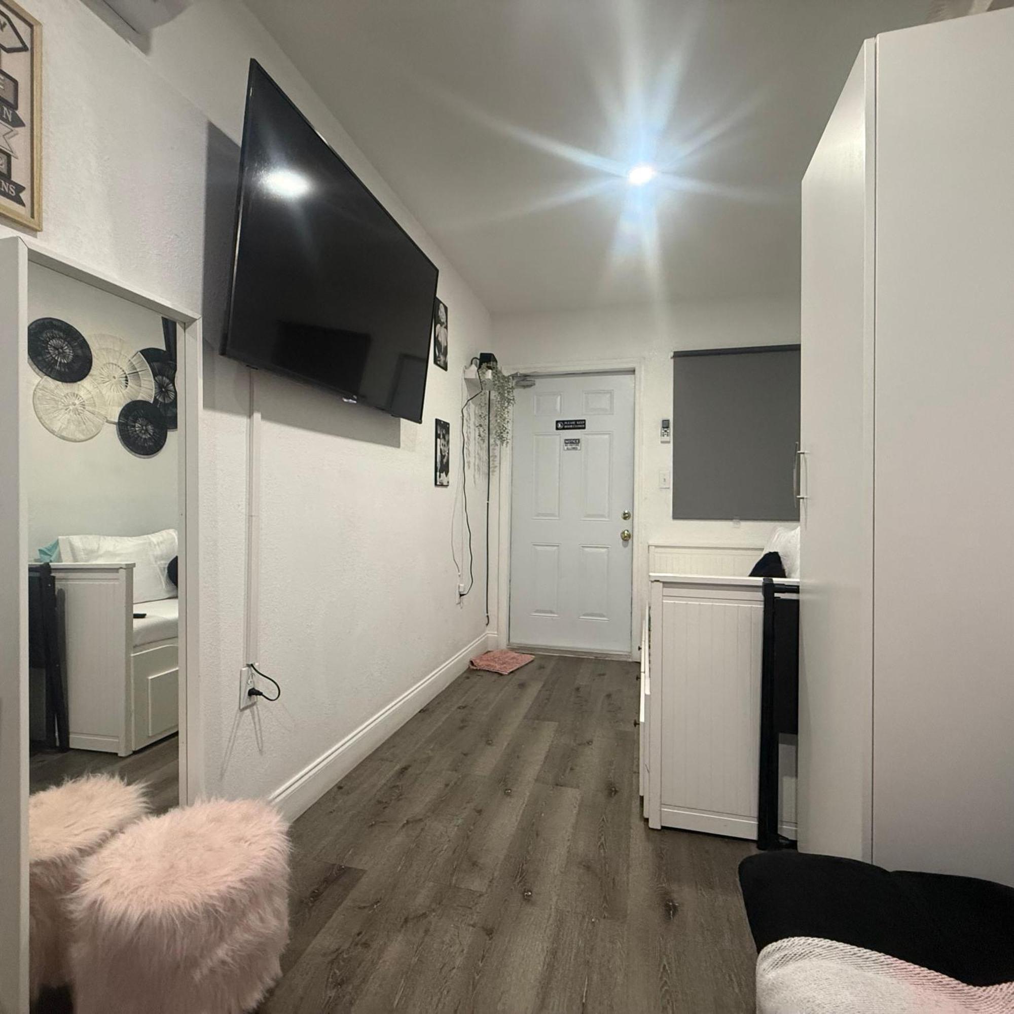 Couette-café Tiny Place W Private Hot Jacuzzi 7 Min To International Airport *