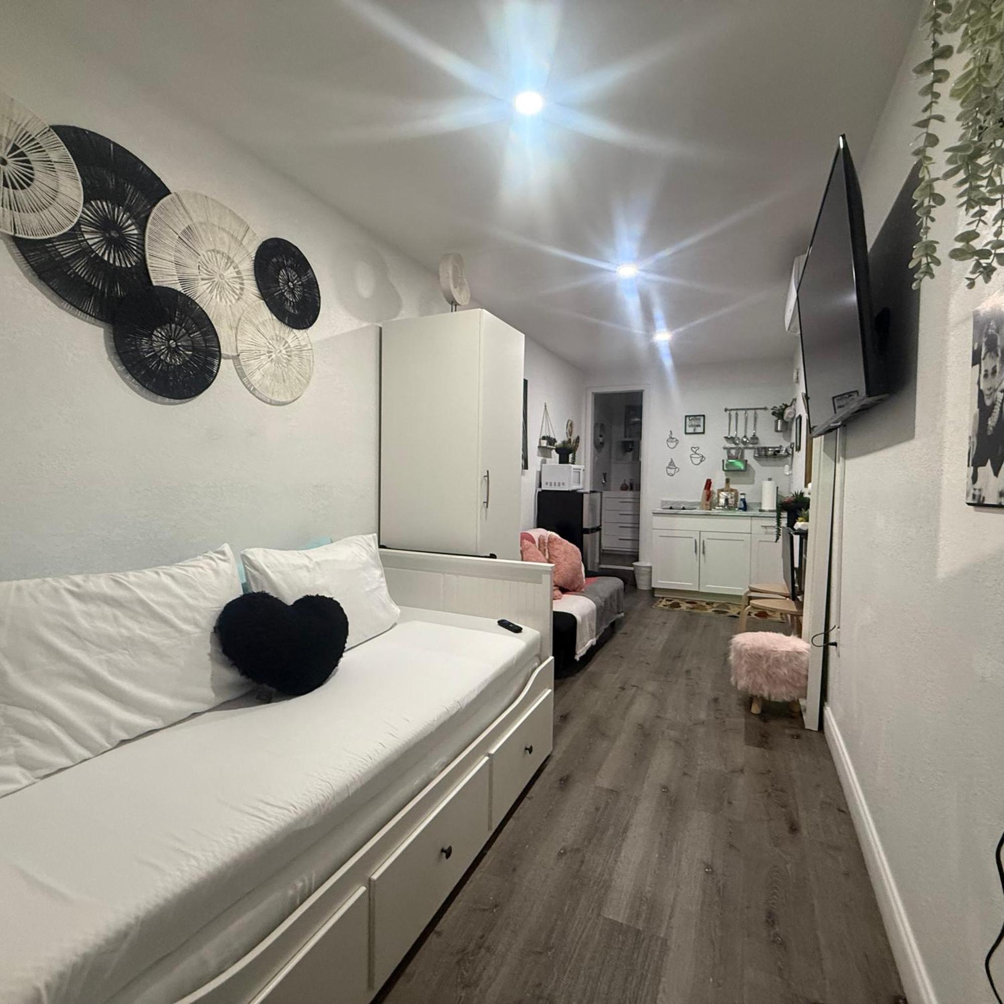 Tiny Place W Private Hot Jacuzzi 7 Min To International Airport Couette-café Miami