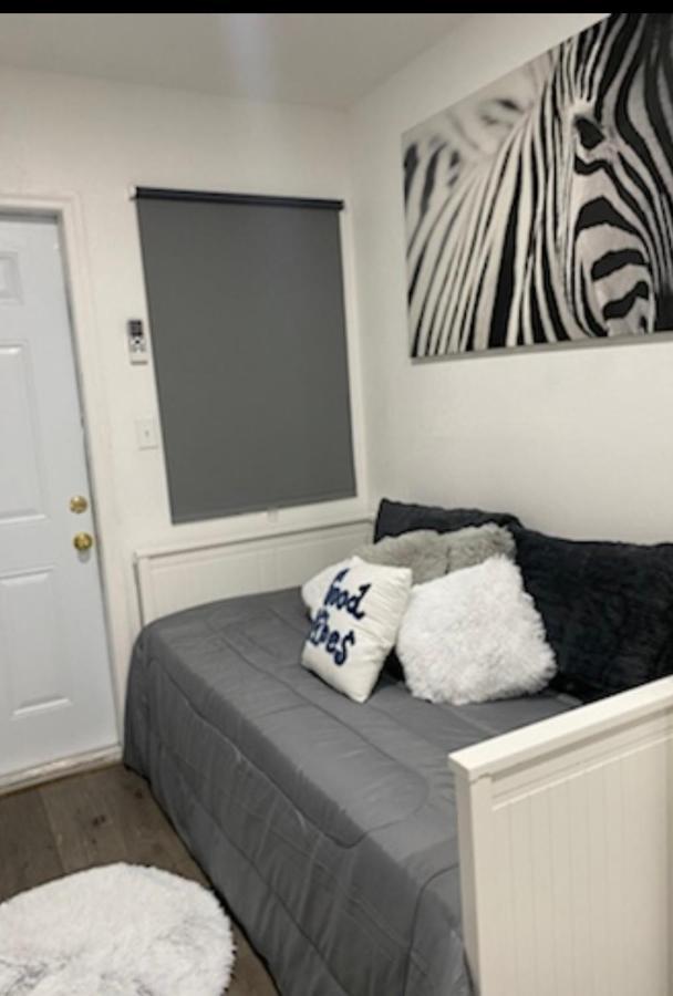 Tiny Place W Private Hot Jacuzzi 7 Min To International Airport Bed and breakfast *