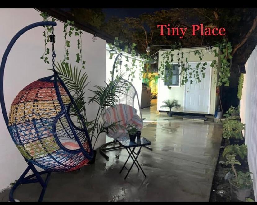 Tiny Place W Private Hot Jacuzzi 7 Min To International Airport Bed and breakfast Miami