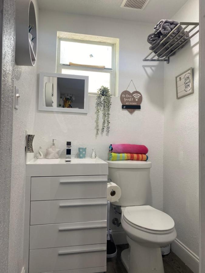Tiny Place W Private Hot Jacuzzi 7 Min To International Airport Bed and breakfast *