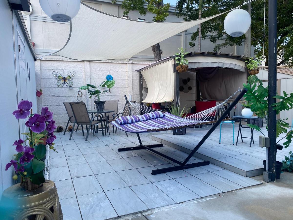 Bed and breakfast Tiny Place W Private Hot Jacuzzi 7 Min To International Airport *