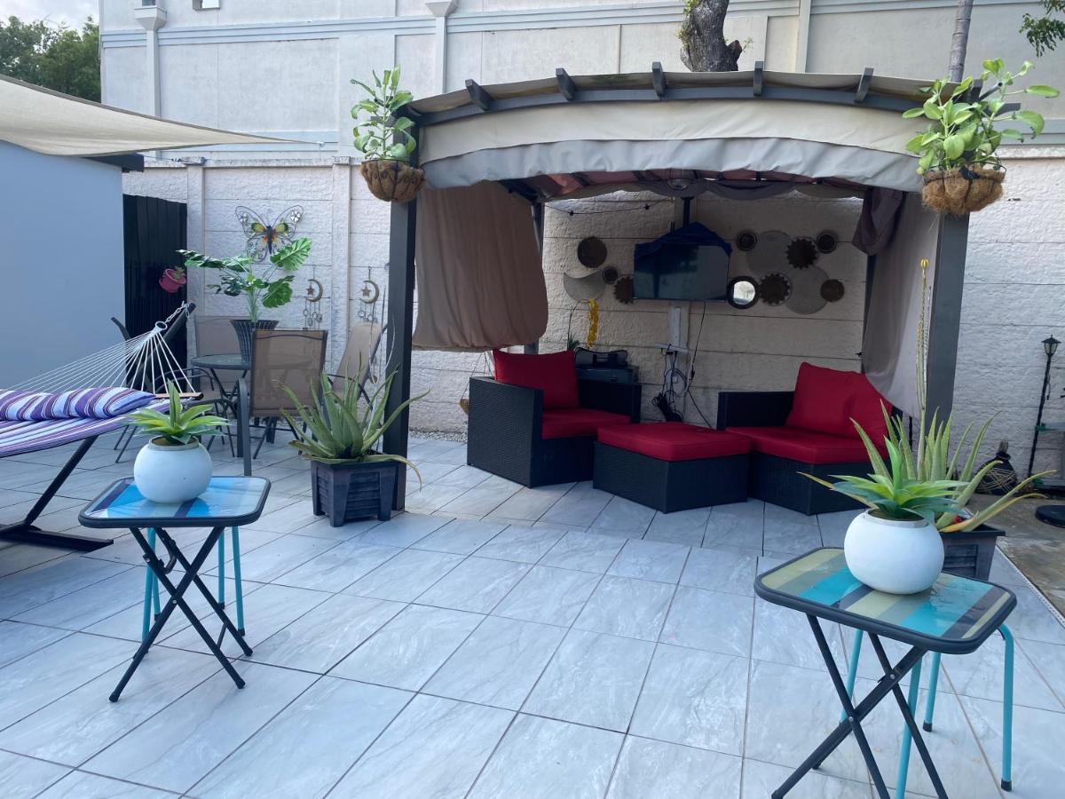 Tiny Place W Private Hot Jacuzzi 7 Min To International Airport Bed and breakfast *