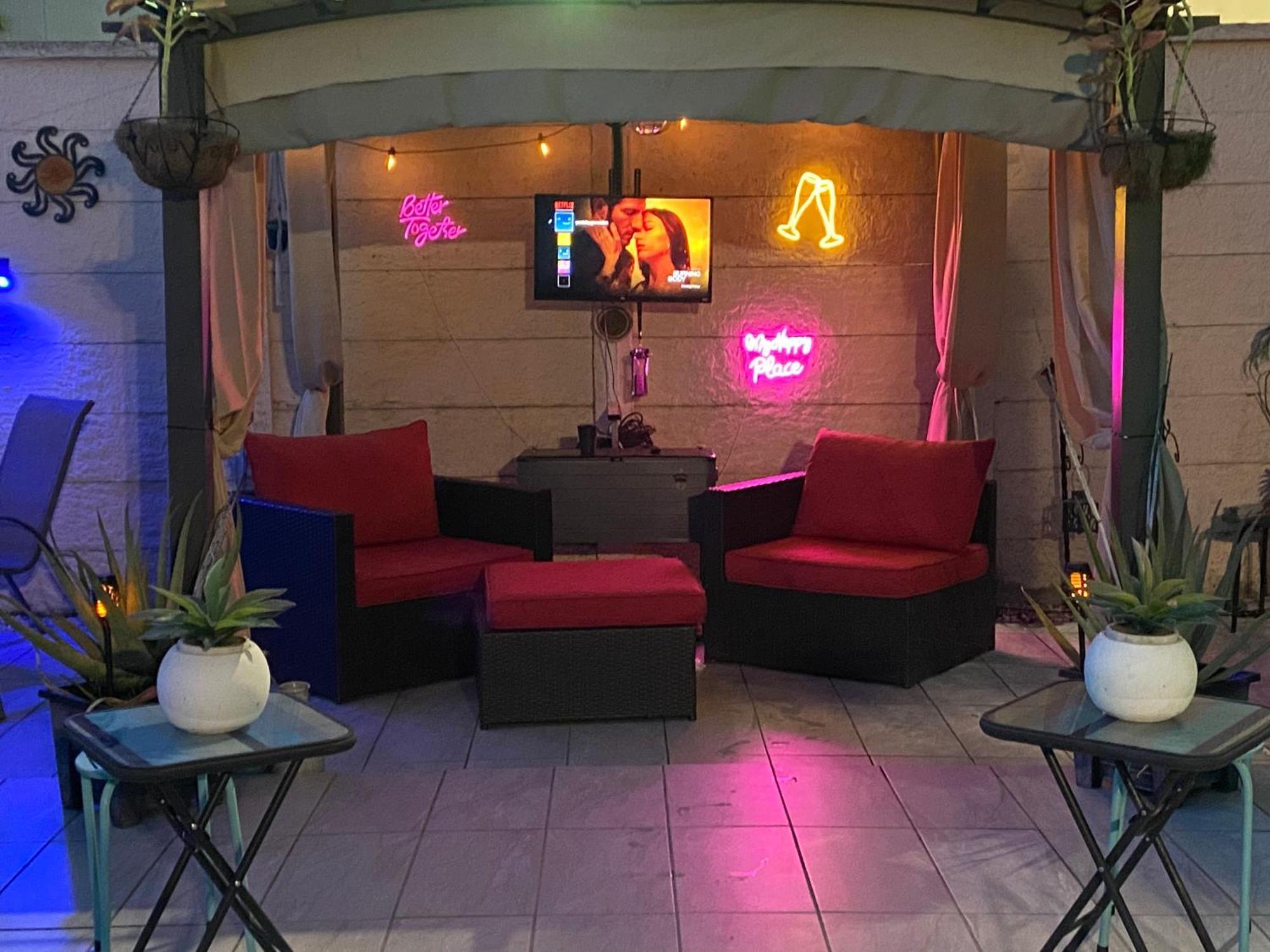 Tiny Place W Private Hot Jacuzzi 7 Min To International Airport Bed and breakfast *