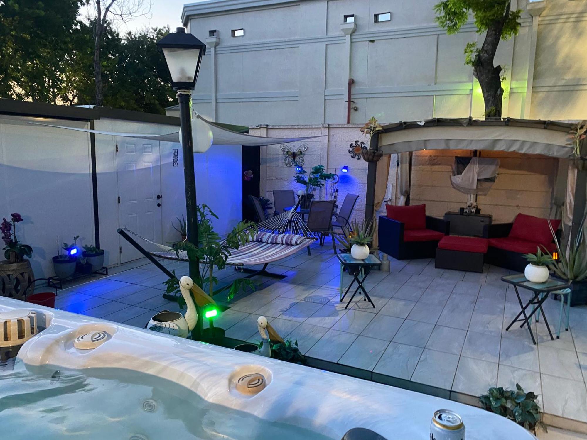 Bed and breakfast Tiny Place W Private Hot Jacuzzi 7 Min To International Airport