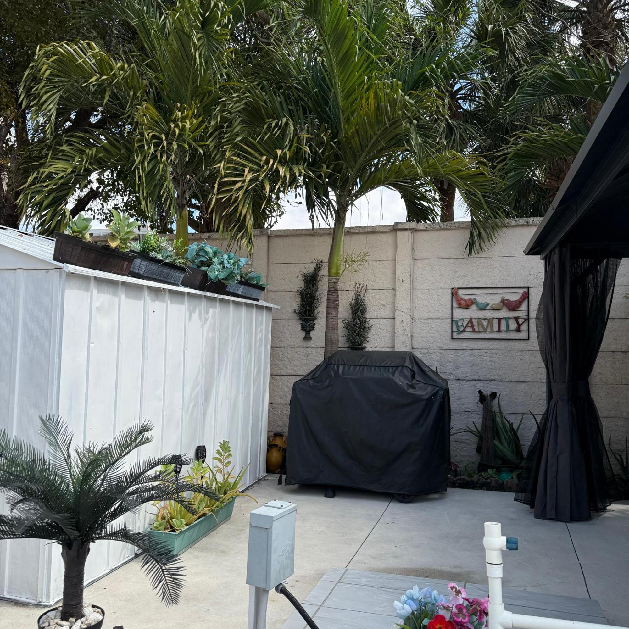 Bed and breakfast Tiny Place W Private Hot Jacuzzi 7 Min To International Airport