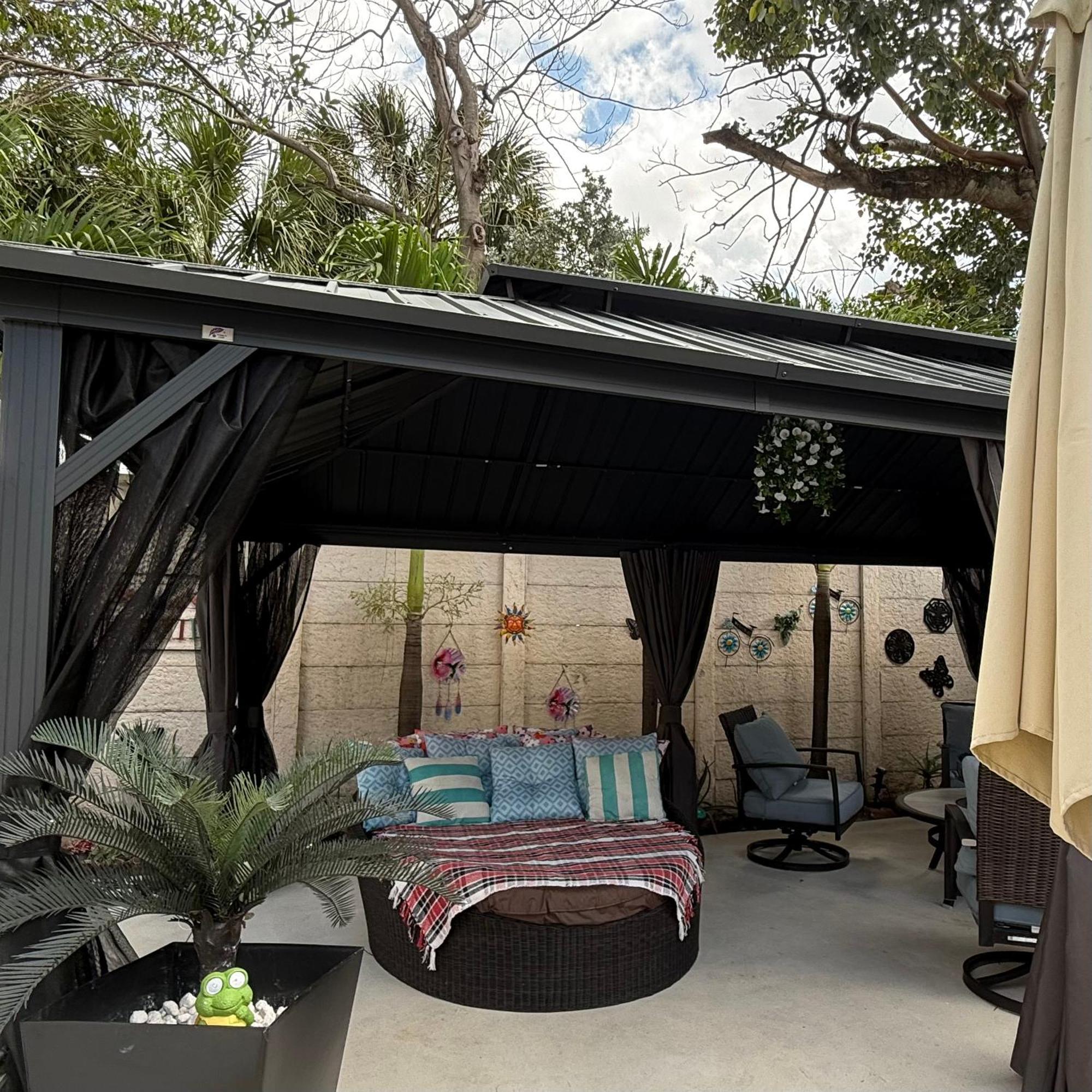 Tiny Place W Private Hot Jacuzzi 7 Min To International Airport Bed and breakfast