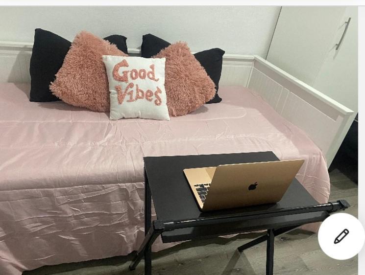 Tiny Place W Private Hot Jacuzzi 7 Min To International Airport Bed & Breakfast