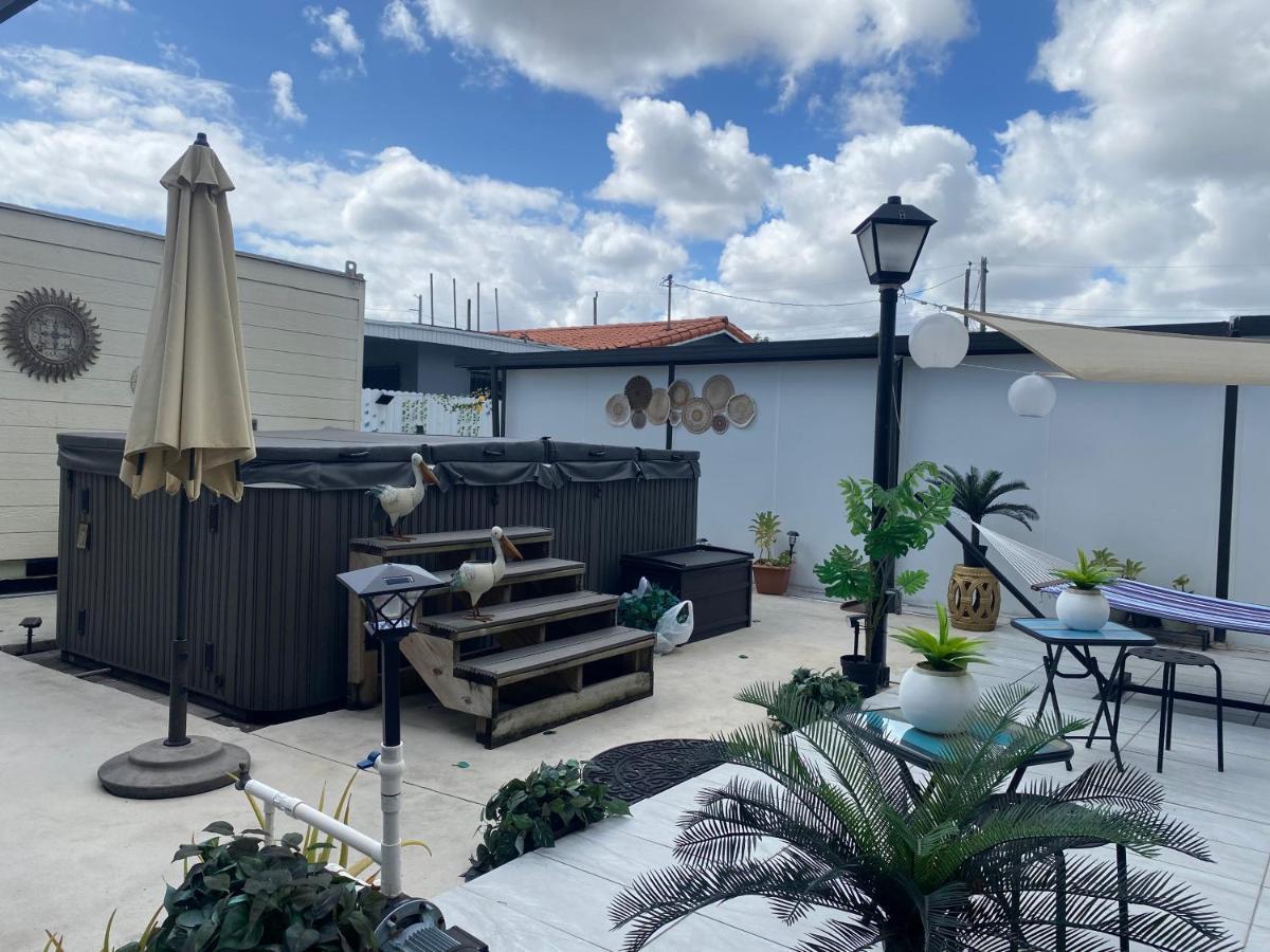 Tiny Place W Private Hot Jacuzzi 7 Min To International Airport Bed & Breakfast Miami